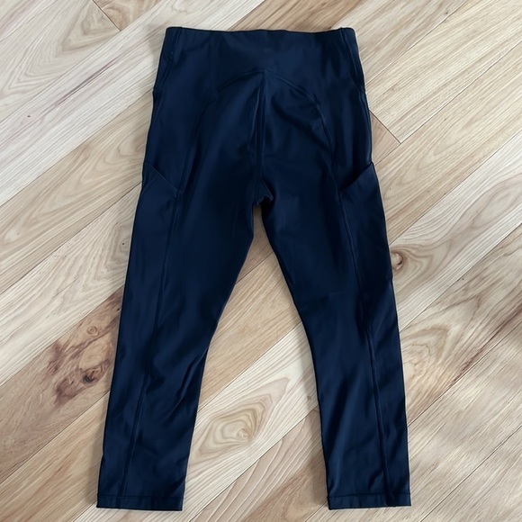 Athleta Ultimate Stash Pocket 7/8 Tight in black - Picture 4 of 6